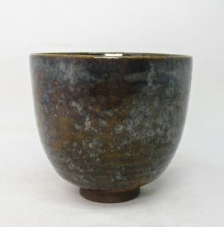 H767: Japanese pottery tea bowl with very good glaze and great MAKUZU ' s sign 4