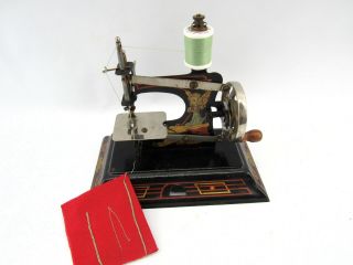 Vintage Whimsical Graphics German CASICE Toy Sewing Machine w/Great Stitch 7