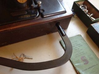 VINTAGE ANTIQUE NO.  99 SINGER PORTABLE SEWING MACHINE IN BENT WOOD CARRYING CASE 6