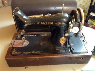VINTAGE ANTIQUE NO.  99 SINGER PORTABLE SEWING MACHINE IN BENT WOOD CARRYING CASE 7