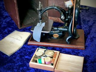 ANTIQUE VINTAGE OLD WILLCOX & GIBBS HANDCRANK SEWING MACHINE,  SERIAL A462392 11