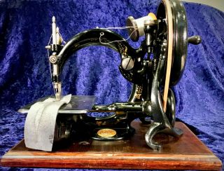 ANTIQUE VINTAGE OLD WILLCOX & GIBBS HANDCRANK SEWING MACHINE,  SERIAL A462392 3