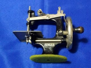 CHILD ' S SINGER SEWING MACHINE NO.  20 (1920 ' S) 2