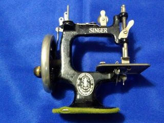 CHILD ' S SINGER SEWING MACHINE NO.  20 (1920 ' S) 3