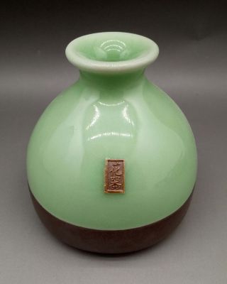 Chinese Porcelain Hand - Made Green Small Vase Q850