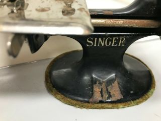 Vintage Singer Hand Crank Child ' s Miniature Salesman Sample Sewing Machine 4