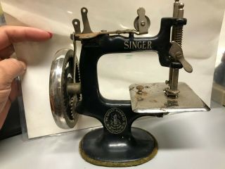 Vintage Singer Hand Crank Child ' s Miniature Salesman Sample Sewing Machine 7