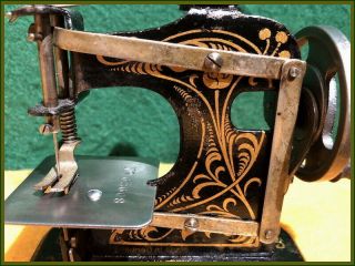 RARE ANTIQUE - TINY - MULLER MODEL 0 TOY HAND CRANK SEWING MACHINE 2