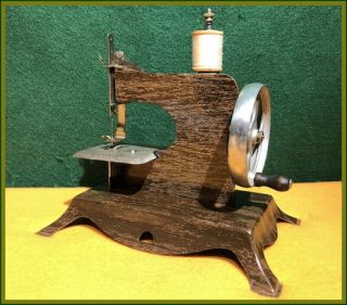 Rare Antique Lindstrom Woody Toy Hand Crank Sewing Machine