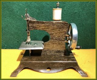 RARE ANTIQUE LINDSTROM WOODY TOY HAND CRANK SEWING MACHINE 3