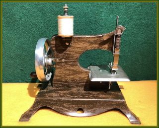 RARE ANTIQUE LINDSTROM WOODY TOY HAND CRANK SEWING MACHINE 5