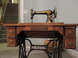 Antique Singer Sewing Machine From 1901 - In Oak Cabinet - For Pick Up Only