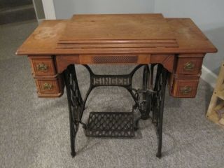 ANTIQUE SINGER SEWING MACHINE FROM 1901 - IN OAK CABINET - FOR PICK UP ONLY 3