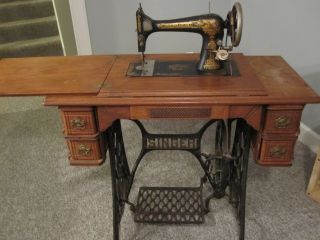 ANTIQUE SINGER SEWING MACHINE FROM 1901 - IN OAK CABINET - FOR PICK UP ONLY 4