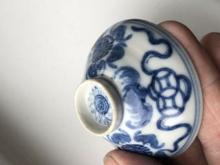A FINE ANTIQUE CHINESE PORCELAIN BLUE AND WHITE TEA BOWL CUP WITH BASE MARK 3