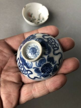 A FINE ANTIQUE CHINESE PORCELAIN BLUE AND WHITE TEA BOWL CUP WITH BASE MARK 6