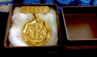 Iraq Saddam Hussein Signature Golden Medal Of Honor 1983 1st Gulf War W Box.