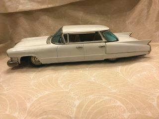 VINTAGE SIGN OF QUALITY CADILLAC 4 - DOOR TIN TOY CAR WHITE (A22) 5