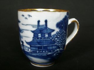 PRETTY CHINESE 18th C QIANLONG BLUE AND WHITE PAGODA LAKE TEA CUP VASE BOWL 6 2