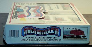 BACHMANN HIGHBALLER TRAIN SET - N SCALE - SANTA FE ENGINE,  3 CARS & TRACK 7