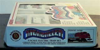 BACHMANN HIGHBALLER TRAIN SET - N SCALE - SANTA FE ENGINE,  3 CARS & TRACK 8