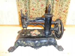 WONDERFUL ANTIQUE CAST IRON SEWING MACHINE - CLAW FEET - WOODEN KNOB FOR THE WHEEL 2