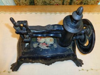 WONDERFUL ANTIQUE CAST IRON SEWING MACHINE - CLAW FEET - WOODEN KNOB FOR THE WHEEL 3