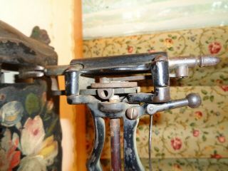 WONDERFUL ANTIQUE CAST IRON SEWING MACHINE - CLAW FEET - WOODEN KNOB FOR THE WHEEL 4