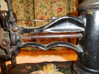 WONDERFUL ANTIQUE CAST IRON SEWING MACHINE - CLAW FEET - WOODEN KNOB FOR THE WHEEL 5