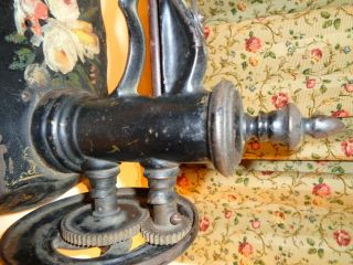 WONDERFUL ANTIQUE CAST IRON SEWING MACHINE - CLAW FEET - WOODEN KNOB FOR THE WHEEL 6