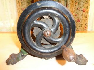 WONDERFUL ANTIQUE CAST IRON SEWING MACHINE - CLAW FEET - WOODEN KNOB FOR THE WHEEL 7