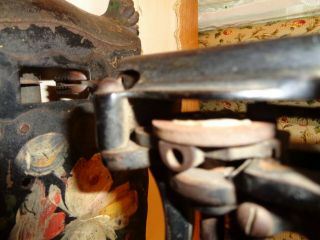 WONDERFUL ANTIQUE CAST IRON SEWING MACHINE - CLAW FEET - WOODEN KNOB FOR THE WHEEL 9