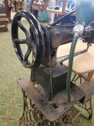 Antique Singer Industrial 29 - 4 Cobbler Leather Treadle Sewing Machine.  Complete. 3