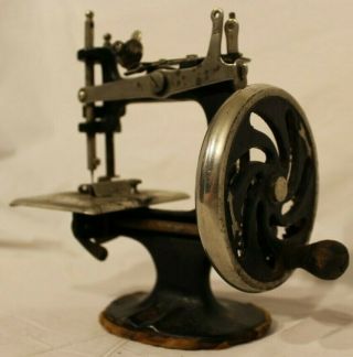 Antique Mini Singer Toy Sewing Machine,  Rare & Collectible Pre - 1960s Toy 2