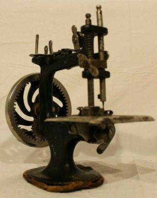 Antique Mini Singer Toy Sewing Machine,  Rare & Collectible Pre - 1960s Toy 7