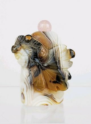 AN OLD CHINESE CARVED BANDED AGATE SNUFF BOTTLE WITH GOLDFISH ROSE QUARTZ TOP 2