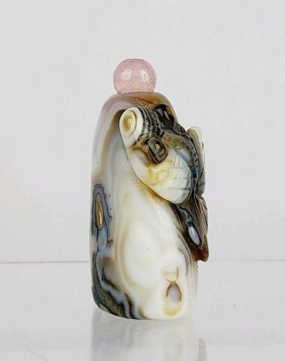 AN OLD CHINESE CARVED BANDED AGATE SNUFF BOTTLE WITH GOLDFISH ROSE QUARTZ TOP 3