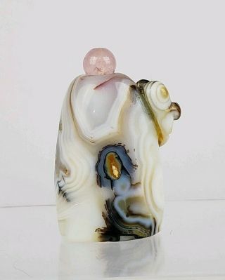AN OLD CHINESE CARVED BANDED AGATE SNUFF BOTTLE WITH GOLDFISH ROSE QUARTZ TOP 4
