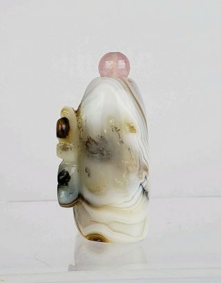 AN OLD CHINESE CARVED BANDED AGATE SNUFF BOTTLE WITH GOLDFISH ROSE QUARTZ TOP 5