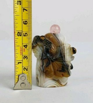 AN OLD CHINESE CARVED BANDED AGATE SNUFF BOTTLE WITH GOLDFISH ROSE QUARTZ TOP 8
