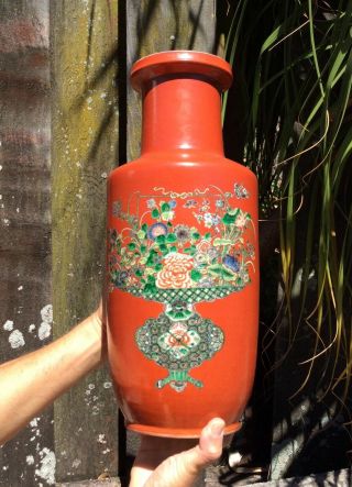 ANTIQUE CHINESE PORCELAIN VASE FAMILLE VERTE ON CORAL 19th Century WITH STAND 2