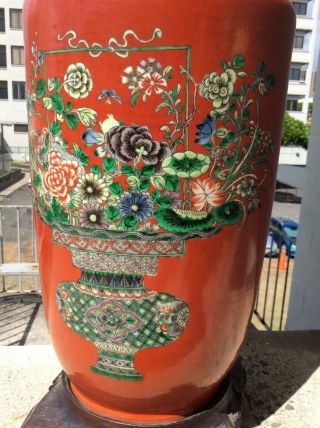 ANTIQUE CHINESE PORCELAIN VASE FAMILLE VERTE ON CORAL 19th Century WITH STAND 5