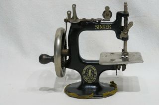 Singer Mini Hand Crank Sewing Machine Child Toy Salesman Sample