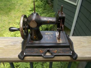 Antique F W Muller Cast Iron Hand Crank Child ' s Sewing Machine Model 2232 2