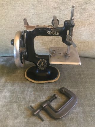 Vintage Singer Hand Crank Child 