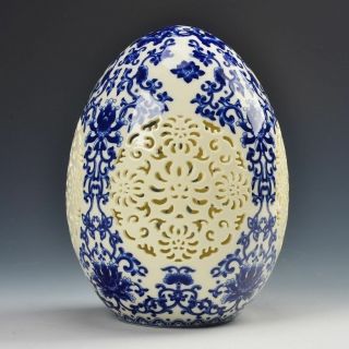 Chinese Blue And White Porcelain Egg Shape Openwork Carving Art D02