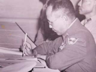 RARE 5x7 photograph of General HO YING - CHIN Chinese Army singing paper 4