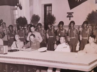 Rare 5x7 Wwii Chinese Photograph Of Chinese Singing Surrender Papers