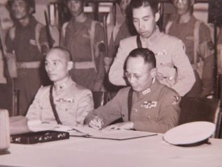 RARE 5x7 WWII Chinese photograph of Chinese singing Surrender papers 3