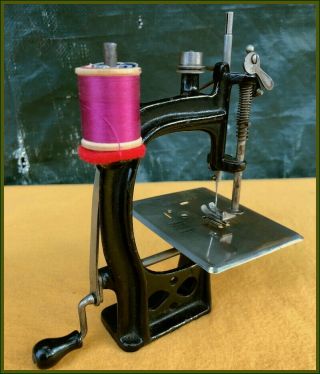 RARE ANTIQUE SPENSER - BOSTON - SMALL CAST IRON TOY HAND CRANK SEWING MACHINE 7
